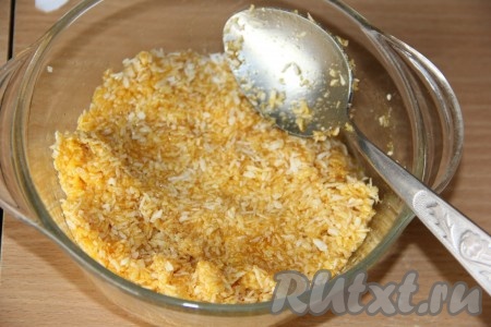 Кокосовая масса получится липкой.
