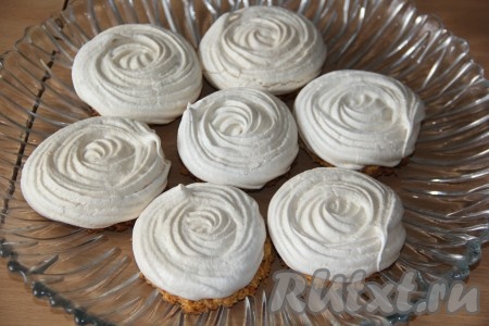 Поместить противень в холодную духовку и выставить режим 100-120 градусов с нижним нагревом. Выпекать кокосовое печенье, примерно, 1 час 20 минут. Затем выключить духовку и оставить печенье на пару часов в тёплой духовке.
