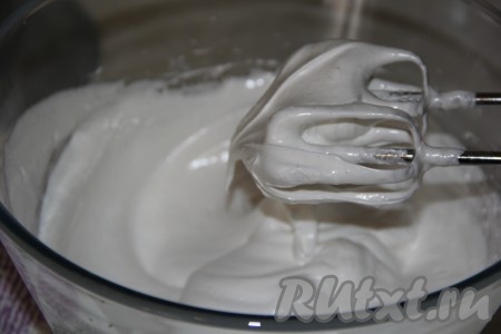 Масса получится плотной, гладкой и блестящей.