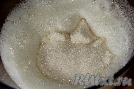 Затем всыпать сахар и взбивать белки до стойких пиков.
