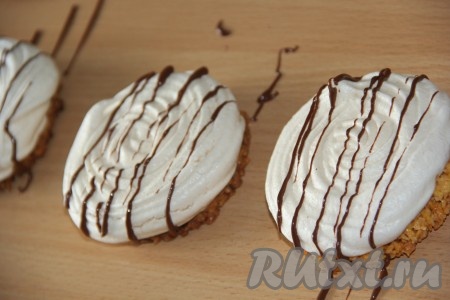 Я полила готовое печенье растопленным шоколадом.
