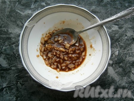 Хорошо перемешать соевый соус с крахмалом, луком и специями.