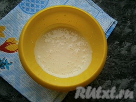 Сгущёнку и сметану взбить миксером до однородности.
