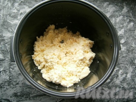 Выставить режим "Мультиповар", 100 градусов, время - 30 минут, крышку мультиварки закрыть. Если такого режима нет, выставляйте любой режим с такой же температурой. В итоге получится заварная, довольно густая, но нежная масса, при размешивании похожая на творог цвета топленого молока.
