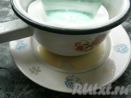 Завернуть концы марли на творожную массу, сверху поставить тарелку и гнет (у меня - литровая банка с водой).
