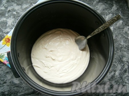 Творожную массу выложить в чашу мультиварки.