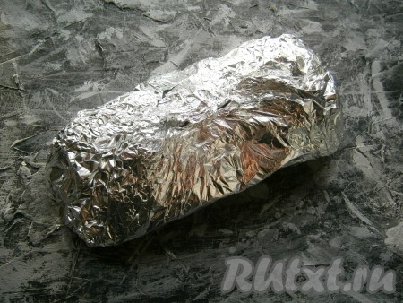 Тщательно завернуть скумбрию с овощами в фольгу, чтобы не было дырочек.
