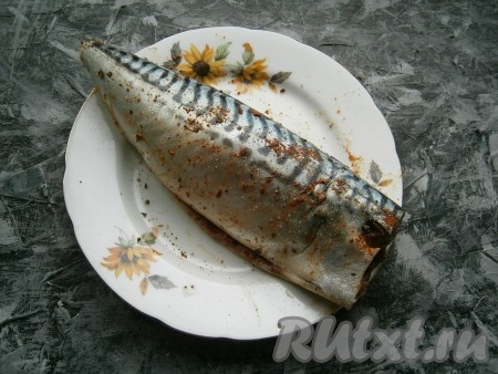 Сбрызнуть рыбку лимонным соком, натереть солью, специями (или приправой) снаружи и внутри, оставить минут на 10-15.
