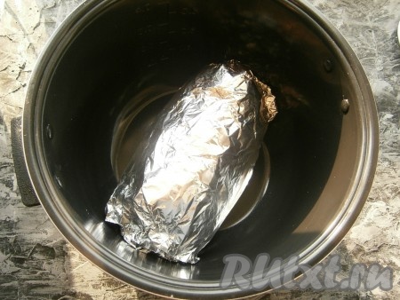 Поместить скумбрию в фольге в чашу мультиварки.
