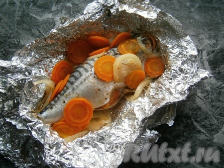 Выставить режим "Выпечка" на 50 минут, закрыть крышку мультиварки. Через указанное время скумбрия будет полностью готова.
