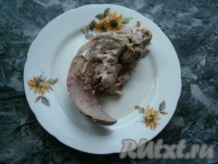 Свиной язык отварить в подсоленной воде в течение 1,5-2 часов (говяжий язык нужно варить 2-2,5 часа), затем залить холодной водой, снять шкуру и остудить.
