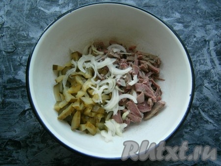 К нарезанному языку добавить очищенный лук, нарезанный тоненькими полуколечками, и маринованные огурцы, нарезанные соломкой (или тонкими брусочками).
