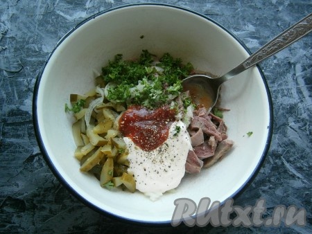 Далее в салат из языка, лука и маринованных огурцов добавить измельченную петрушку, майонез, томатный соус (или кетчуп), посолить и поперчить.
