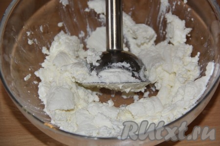 Творог перетереть через сито (или пробить погружным блендером).&nbsp;
