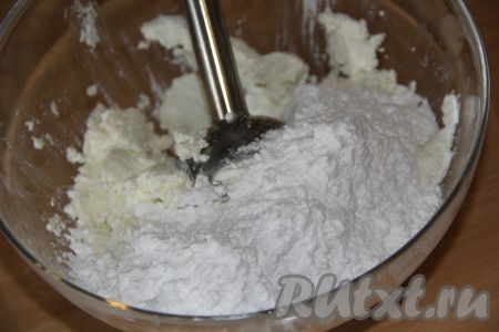 К творогу добавить ванильный сахар и сахарную пудру.
