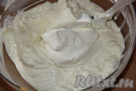 Пробить блендером до однородности, масса получится не густой. Добавить сметану, перемешать творожную массу ложкой.
