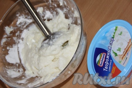 Пробить творожную массу блендером до однородности.
