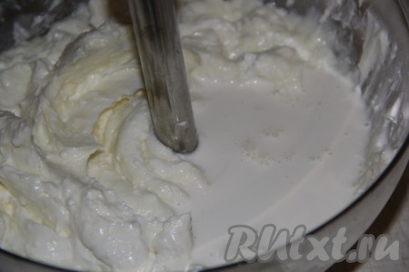 Затем влить в творожную массу сливки.
