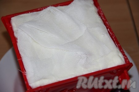 Прикрыть сверху творожную массу краями марли.
