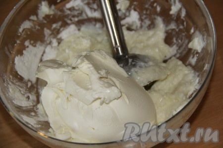 К получившейся творожной массе добавить сливочный сыр и пробить погружным блендером до гладкого состояния.
