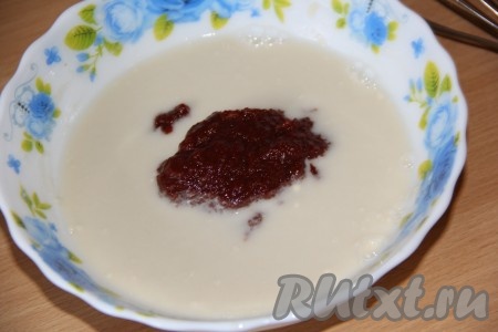 Затем добавить томатную пасту.
