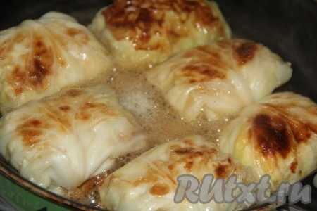 Затем влить в сковороду 100 мл горячей воды, накрыть сковороду крышкой и тушить голубцы 15 минут на небольшом огне.
