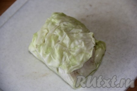 Завернуть начинку в капустный лист, формируя голубец.
