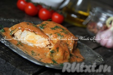 Готовые голубцы подать в горячем виде с томатно-сметанным соусом. Можно посыпать рубленной зеленью. Голубцы получились очень вкусными и сытными, соус из сметаны и томатной пасты отлично дополнил блюдо.
