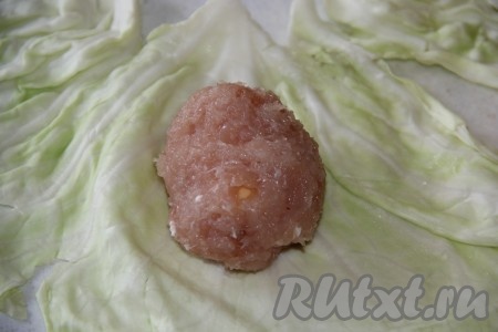 Завернуть сыр в фарш.
