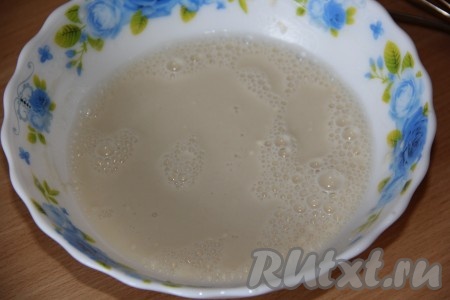 Для приготовления томатно-сметанного соуса в глубокую тарелку влить 200 мл холодной воды, добавить муку и перемешать венчиком до однородного состояния.
