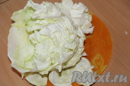 Я сняла листья с кочана капусты и приготовила их в микроволновке. Для того чтобы приготовить листья капусты в микроволновке, их нужно выложить на тарелку и поставить на 10 минут в микроволновую печь при максимальной мощности. За это время листы обмякнут.
