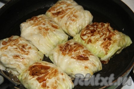 В сковороду добавить немного растительного масла и поставить на огонь. Выложить голубцы в сковороду и обжарить на сильном огне с двух сторон до золотистого цвета.

