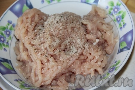 Фарш посолить, добавить специи по вкусу, перемешать.
