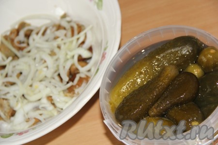 Огурчики для салата нужно брать солёные (бочковые), не нужно заменять их маринованными!
