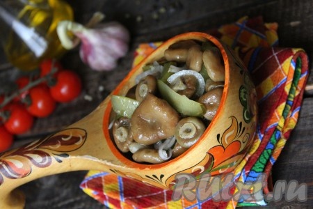 Вот такой аппетитный и очень вкусный салат из солёных грибов и солёных огурцов получился. Несмотря на кажущуюся простоту, салатик отменный, всем советую!
