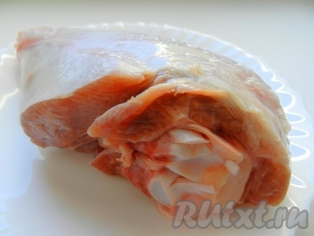 Приготовить мясной бульон. Для этого мясо промыть, положить в холодную воду, довести до кипения, снять образовавшуюся пену, уменьшить огонь и варить бульон до готовности. Посолить.