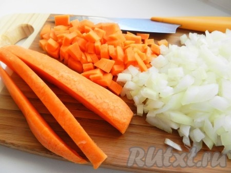 Лук и морковь нарезать кубиками и обжарить на растительном масле до золотистого цвета, добавить соль  и черный молотый перец.