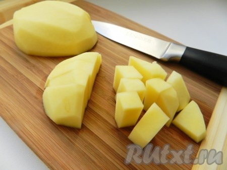 Пока варится бульон, картофель очистить, нарезать кубиками.