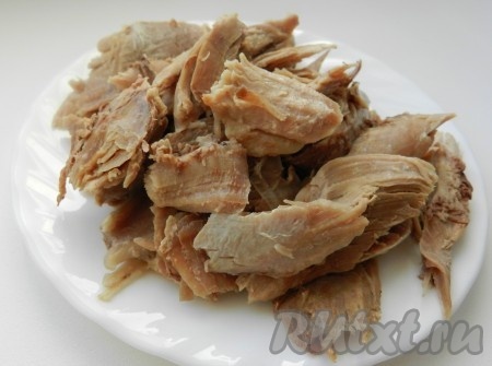 Когда мясо сварится, достать его из кастрюли, отделить от костей и нарезать. В бульон засыпать картофель и вернуть мясо.