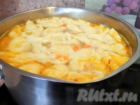 Увеличить огонь, чтобы суп кипел. Чайную ложку опускать в бульон или смачивать водой, чтобы тесто не прилипало. Чайной ложкой брать немного теста, около 0,5 чайной ложки, и опускать в кипящий бульон. При варке галушки сильно увеличиваются в объеме. Как только галушки всплывут, снять кастрюлю с огня, накрыть крышкой, дать настояться супу примерно пол часа.