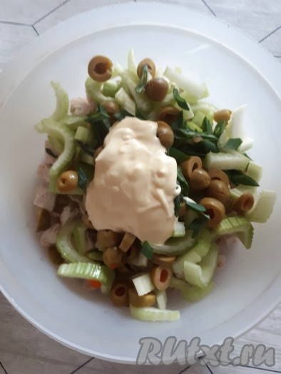 Полить салат заправкой, перемешать, добавить по вкусу соль и перец.