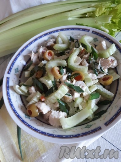Подаем вкусный, хрустящий салат из курицы с сельдереем к столу.