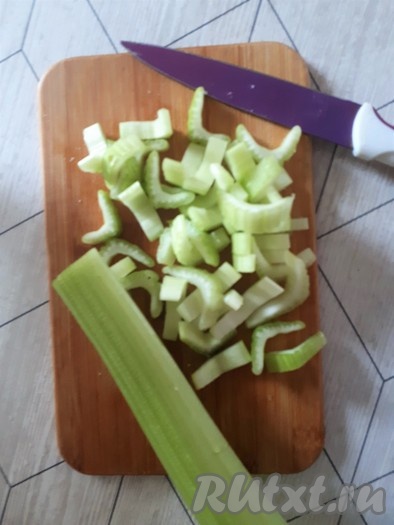 Черешки сельдерея нарезать тонкими ломтиками и добавить к курице.
