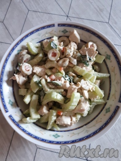 Салат из курицы с сельдереем выложить в салатник, посыпать оставшимся зеленым луком.
