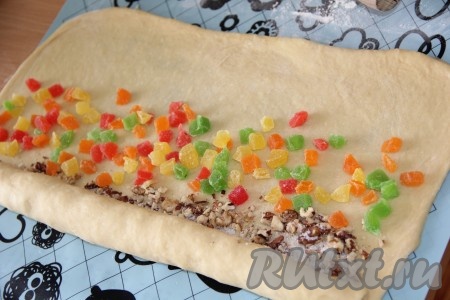 Далее выложить цукаты. Завернуть наш рулет полностью. Таким же образом сформировать второй рулет.
