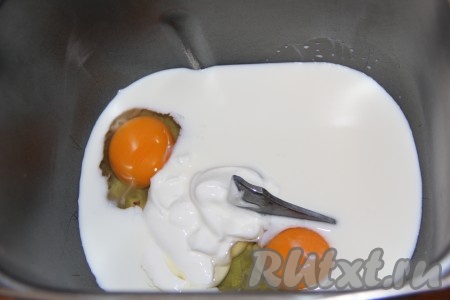 Замес теста для кулича можно сделать вручную или с помощью хлебопечки. Для замешивания теста в хлебопечке, нужно влить в ведёрко тёплое молоко (молоко не должно быть горячим, его температура не должна быть выше 40 градусов), добавить яйца и сметану.
