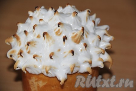 Я обожгла белковую глазурь горелкой, можно просто посыпать цветной посыпкой.
