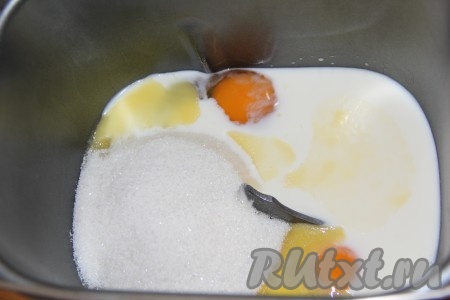 Затем добавить растопленное (или размягченное при комнатной температуре) сливочное масло, ванильный сахар и сахар.
