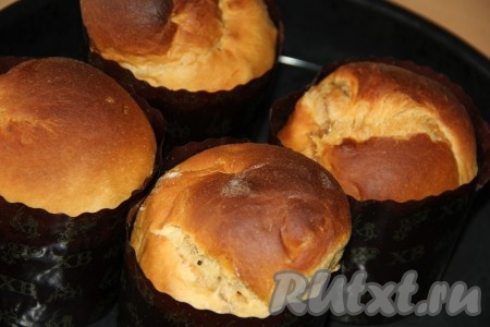 Выпекать царские куличи в разогретой духовке в течение минут 35-40 при температуре 180-200 градусов. Готовность проверить сухой шпажкой (шпажка останется сухой, без следов теста, при прокалывании готового кулича).
