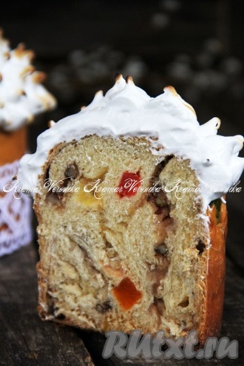 Вот такой красивый царский кулич с начинкой из творога, орехов и цукатов получился в разрезе. Очень вкусно, попробуйте!